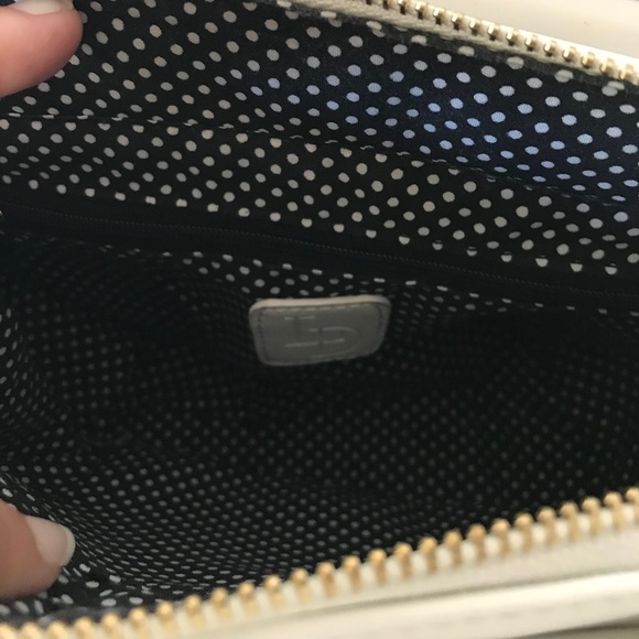 LD WHITE AND GOLD PURSE! - Picture 4 of 5